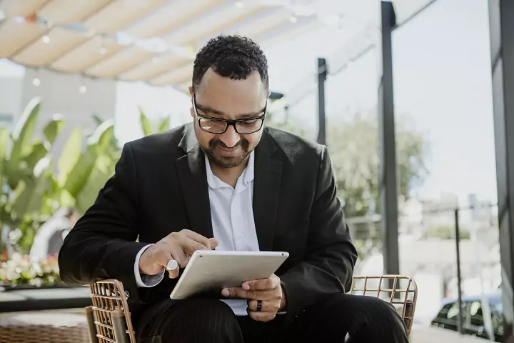 a man using his laptop (for illustration)