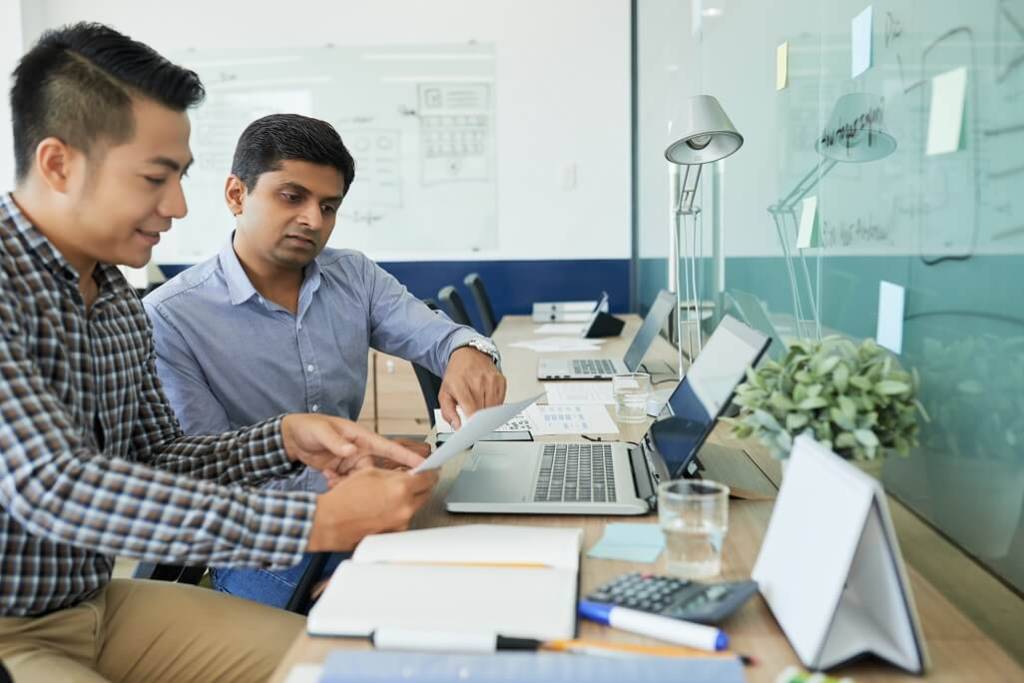 Two web development professionals having a discussion