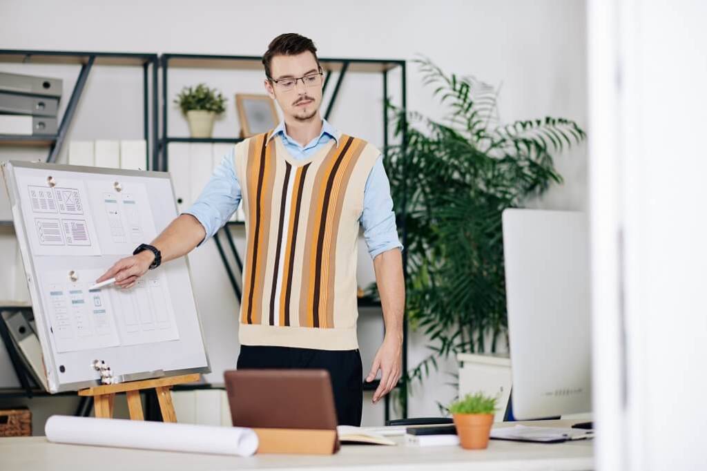 A web dev professional presenting his presentation